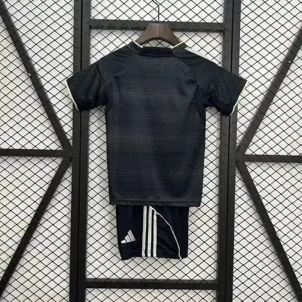 Kit enfant Real Madrid Extérieur 25/26 - Vêtements de sport