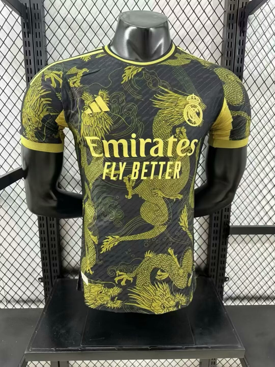 Real Madrid Dragon Noir et Jaune 2025/2026 - Dragon Noir et Jaune / S - Vêtements de sport