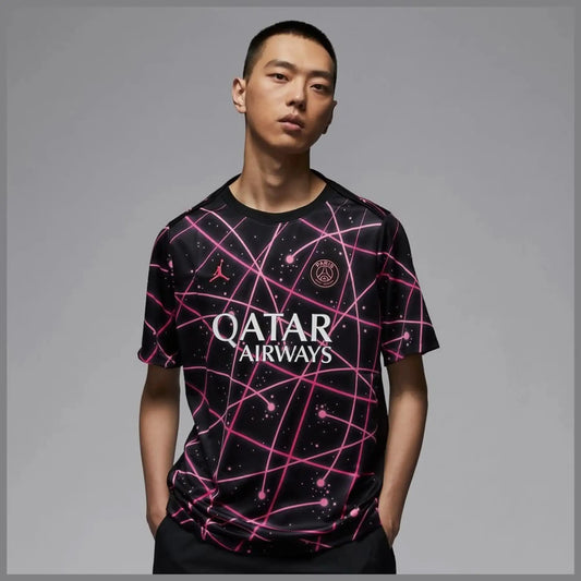 Le nouveau maillot pré-match PSG 2025/2026: entre élégance parisienne et performance