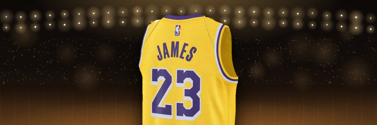 Maillot des Lakers James 23 de dos, dans une salle de basket