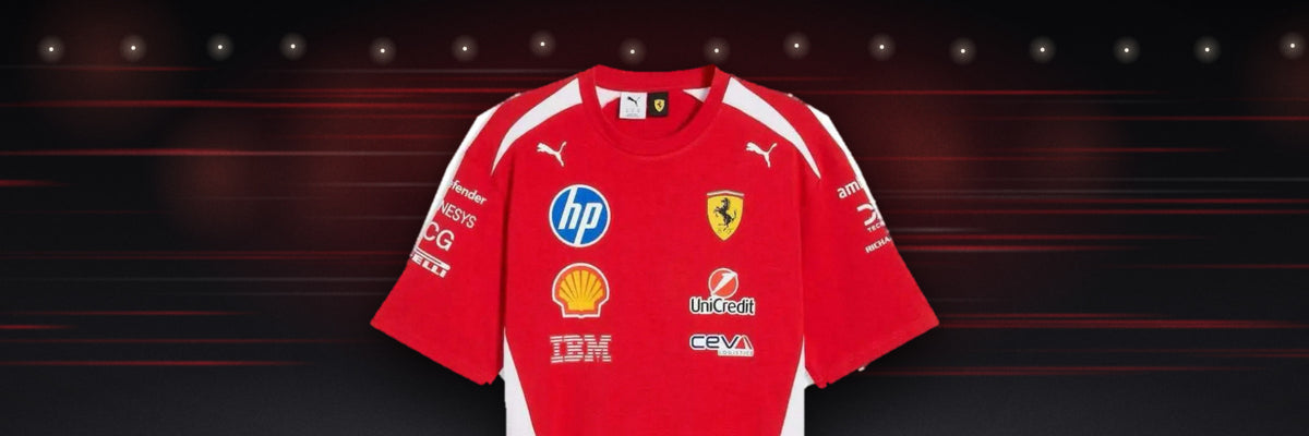 T-shirt Scuderia Ferrari sur fond de piste de Formule 1