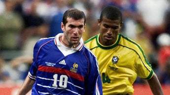 Deux footballeurs en maillots des équipes nationales française et brésilienne se disputent le ballon.