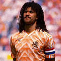 Un joueur de football portant le célèbre maillot orange Adidas des Pays-Bas avec des motifs géométriques de la fin des années 1980.