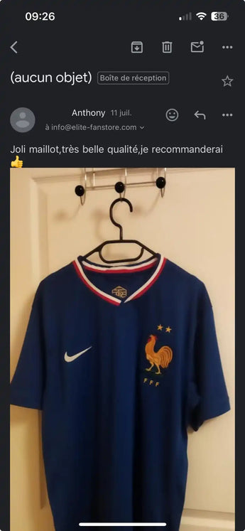 Maillot de soccer de l'équipe nationale française en bleu marine avec des incrustations rouges et blanches et l'emblème du coq.