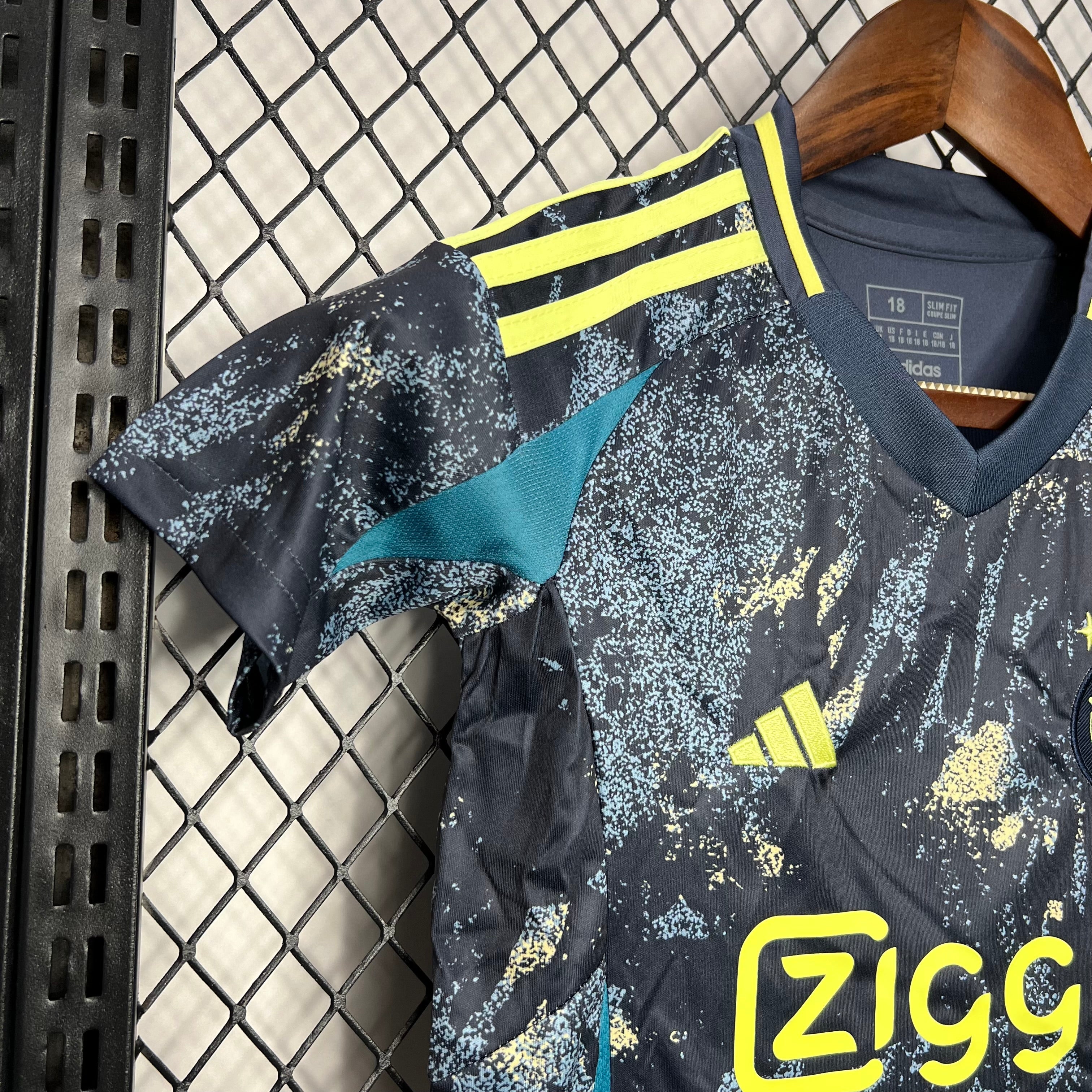 Kit enfant Ajax Amsterdam Extérieur 24/25 - Vêtements de sport