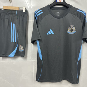 Kit enfant Newcastle Utd 25/26 Vêtements de sport