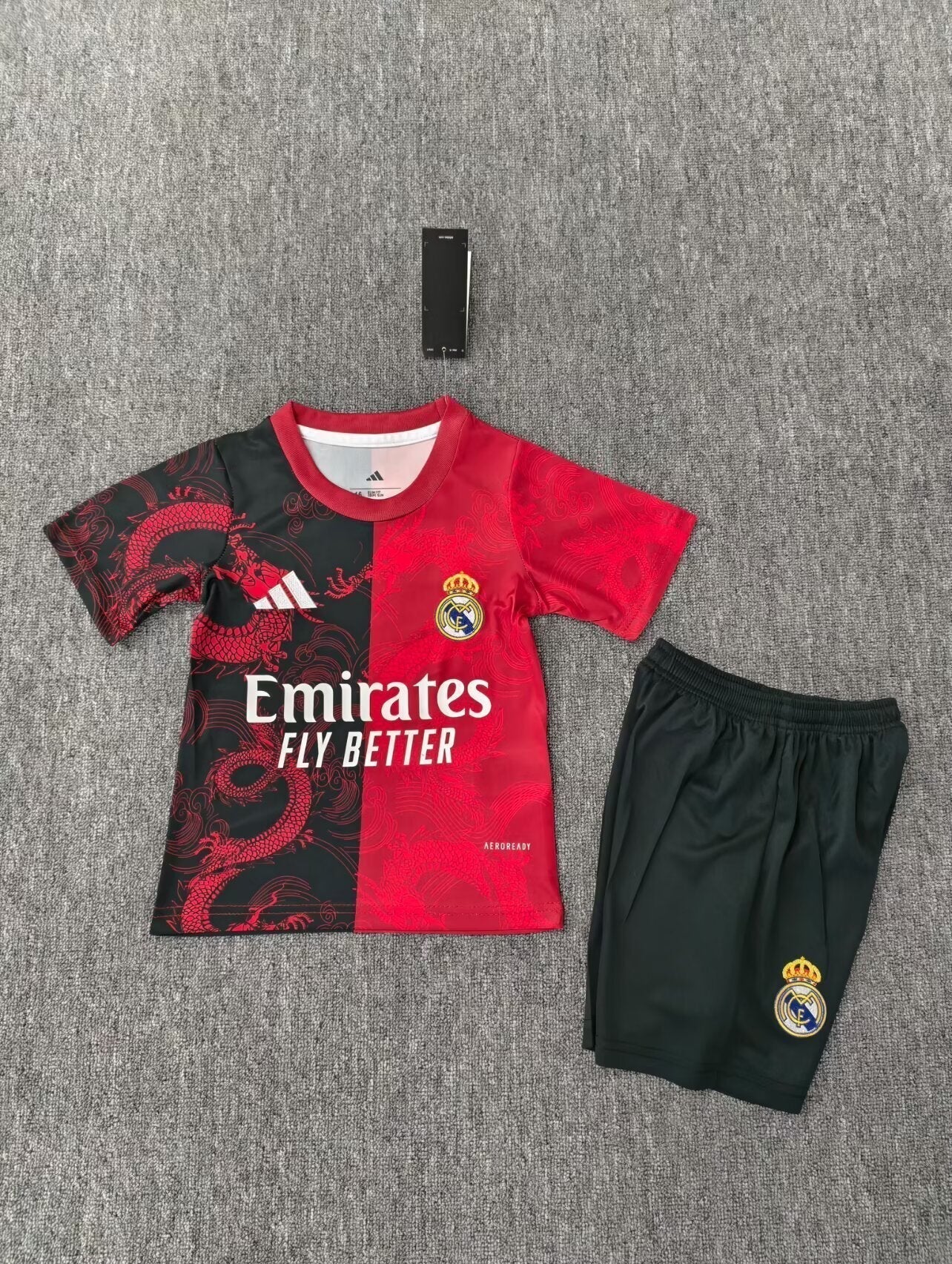 Kit enfant Real Madrid Spécial Edition Rouge 25/26 Vêtements de sport