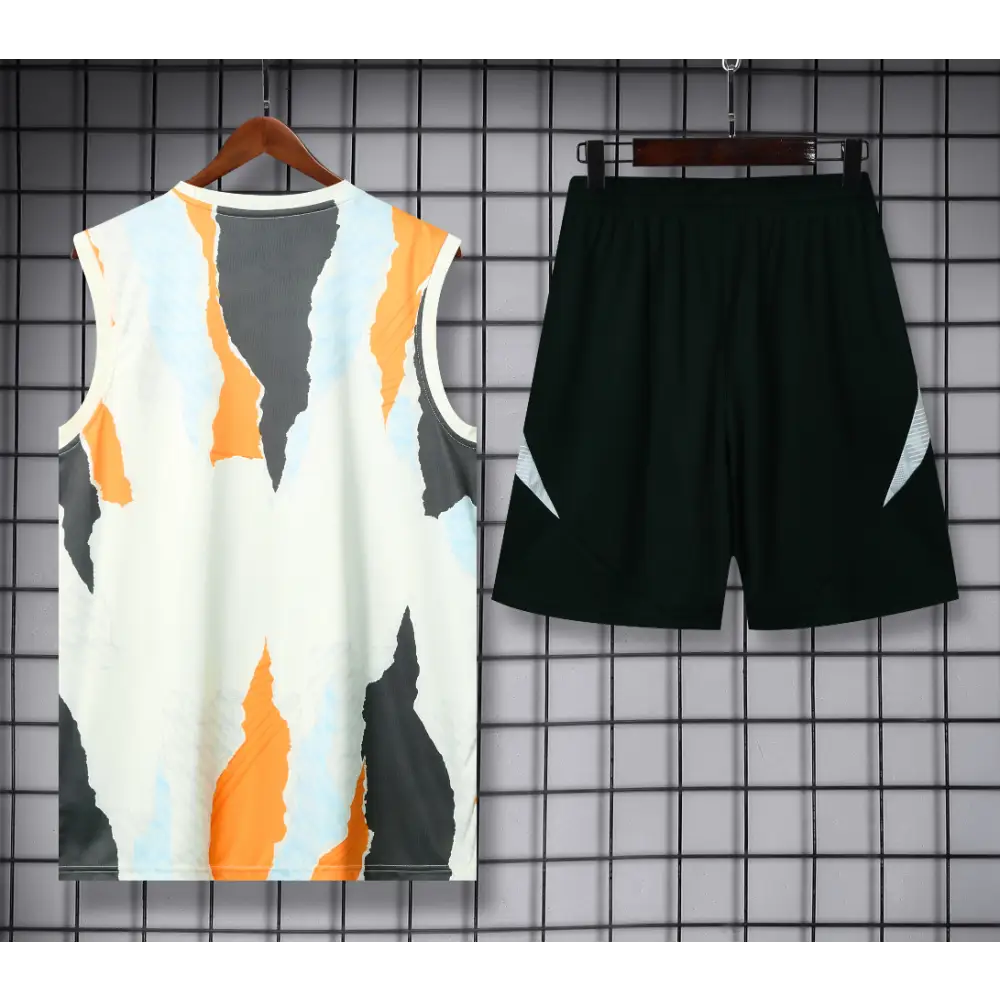Kit Entraînement Real Madrid Noir & Blanc Tâché 2025/2026 - Vêtements de sport