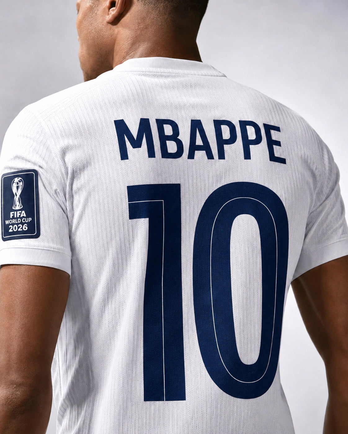 Vue rapprochée du dos d’un maillot blanc France Coupe du Monde 2026 avec flocage Mbappé 10