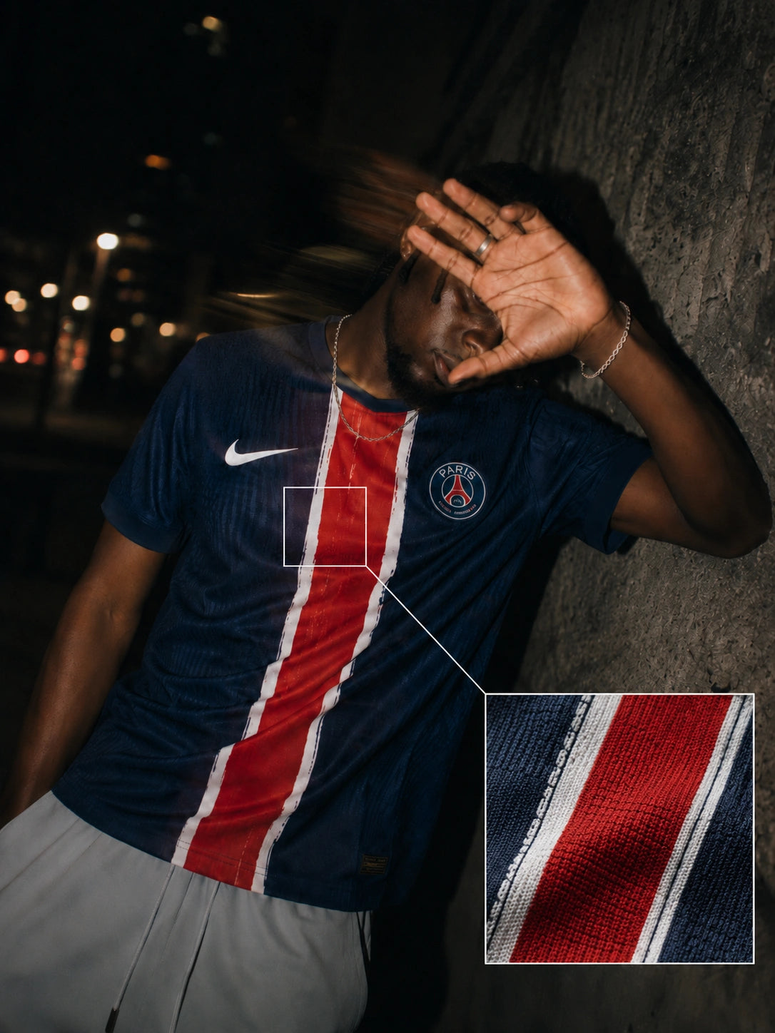 Homme portant un maillot PSG avec encart zoom sur la texture du tissu et la bande centrale du maillot