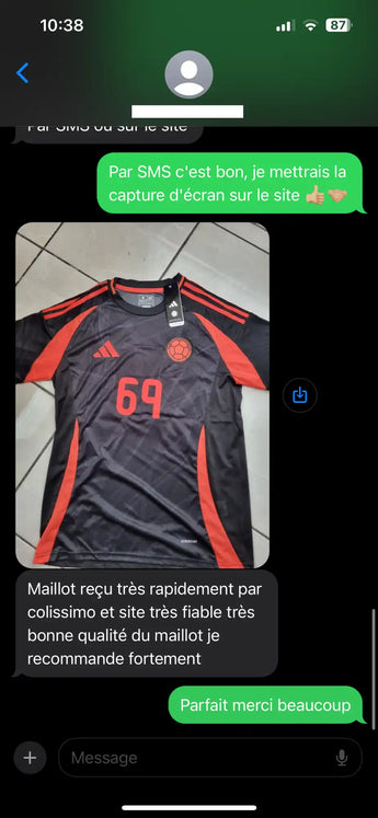 Maillot de sport noir et rouge avec le numéro 69.