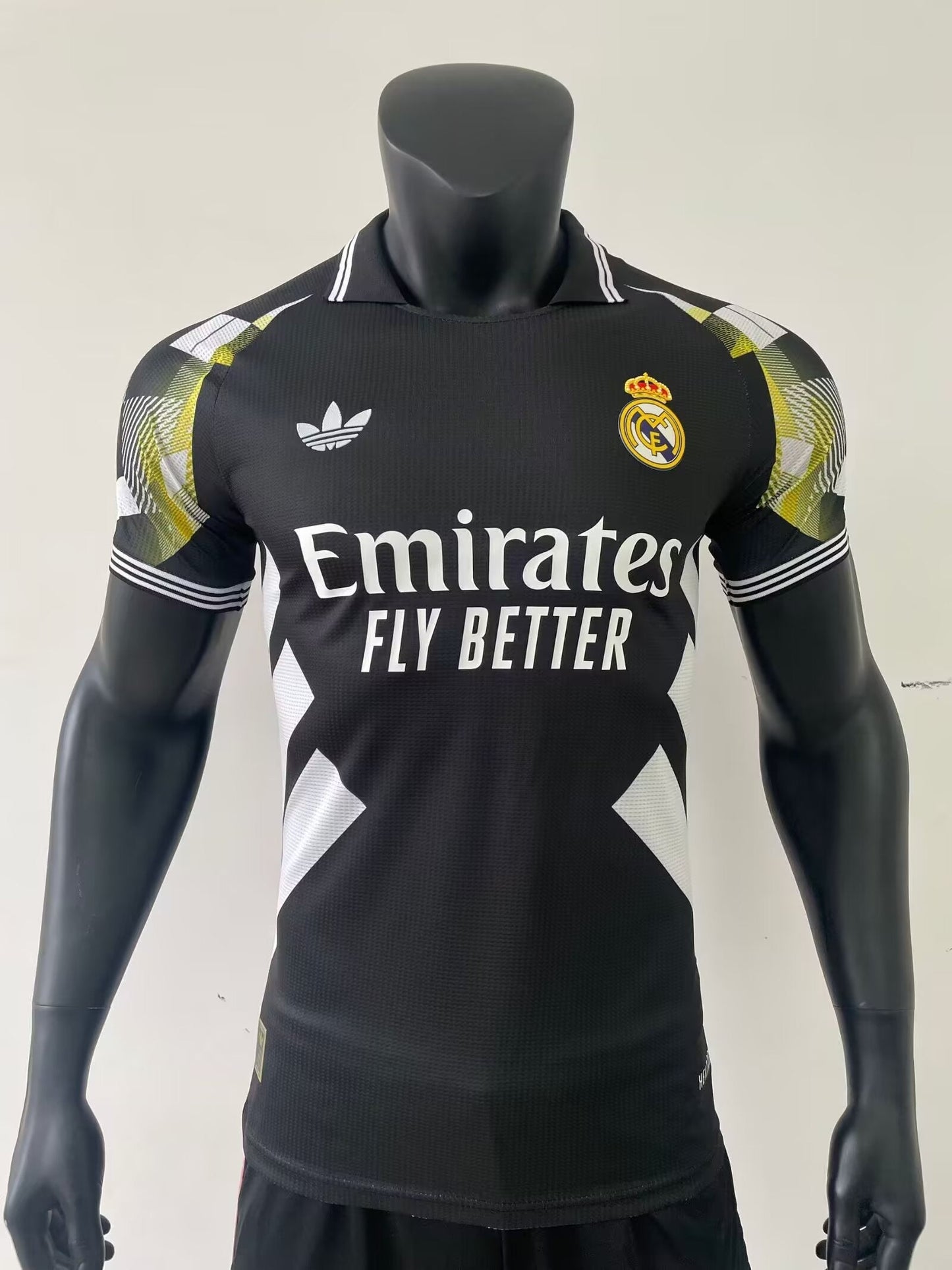 Real Madrid Noir et Doré Version Joueur 2025/2026 - Vêtements de sport